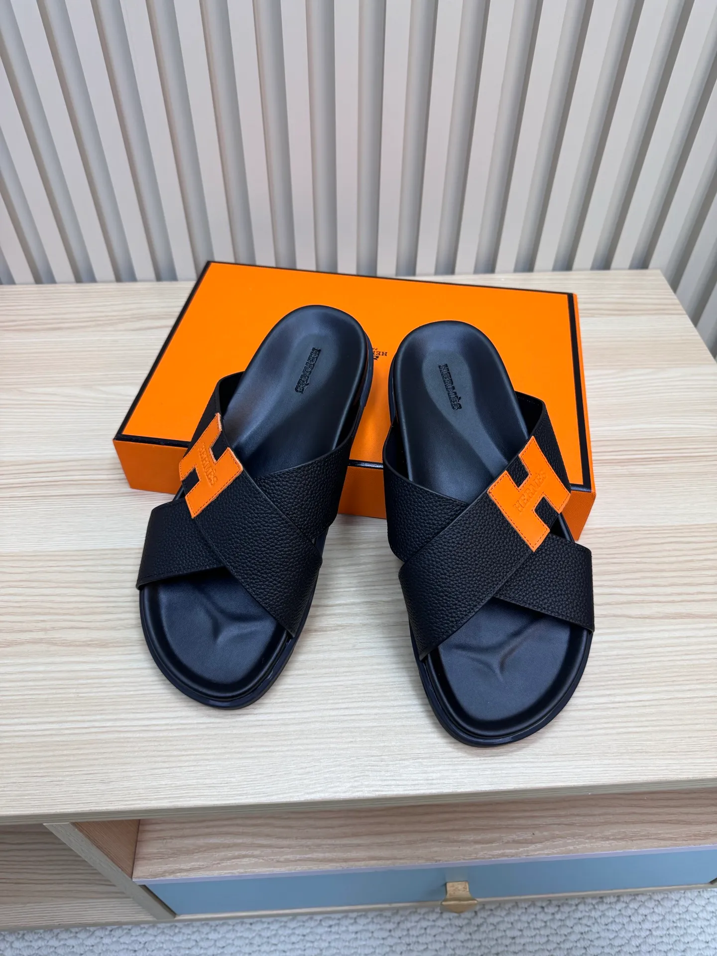 🅿️300💰Couple style 25 latest cross-slippers Hermes 🐎The extremely popular couple style second uncle slippers/latest hardware buckle sandals and slippers, paired with various colorful socks, so trendy!           ———————— Upper: Imported pebbled cowhide Lining: Imported cowhide Outsole: Tpu non-slip and wear-resistant outsole Female size: 35-42 (40.41.42 non-refundable and non-exchangeable) Male size: 39-46 (45.46 non-refundable and non-exchangeable) Long-term spot Couple model 37-46